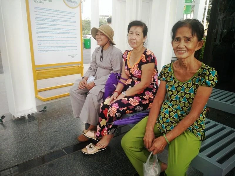 Người dân xếp hàng để được mua vé buýt đường sông ảnh 6