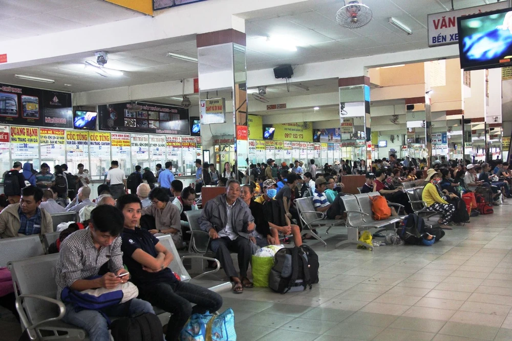 Người dân TP ùn ùn nghỉ Tết Dương lịch sớm ảnh 6