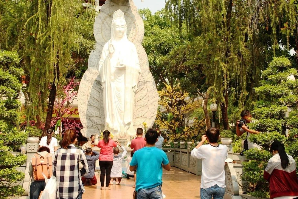 Nhiều người đã tới chùa Diệu Pháp (Bình Thạnh) làm lễ phóng sanh.