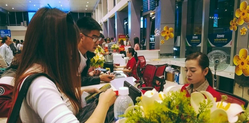 Hành khách vạ vật cả ngày chờ bay ảnh 3