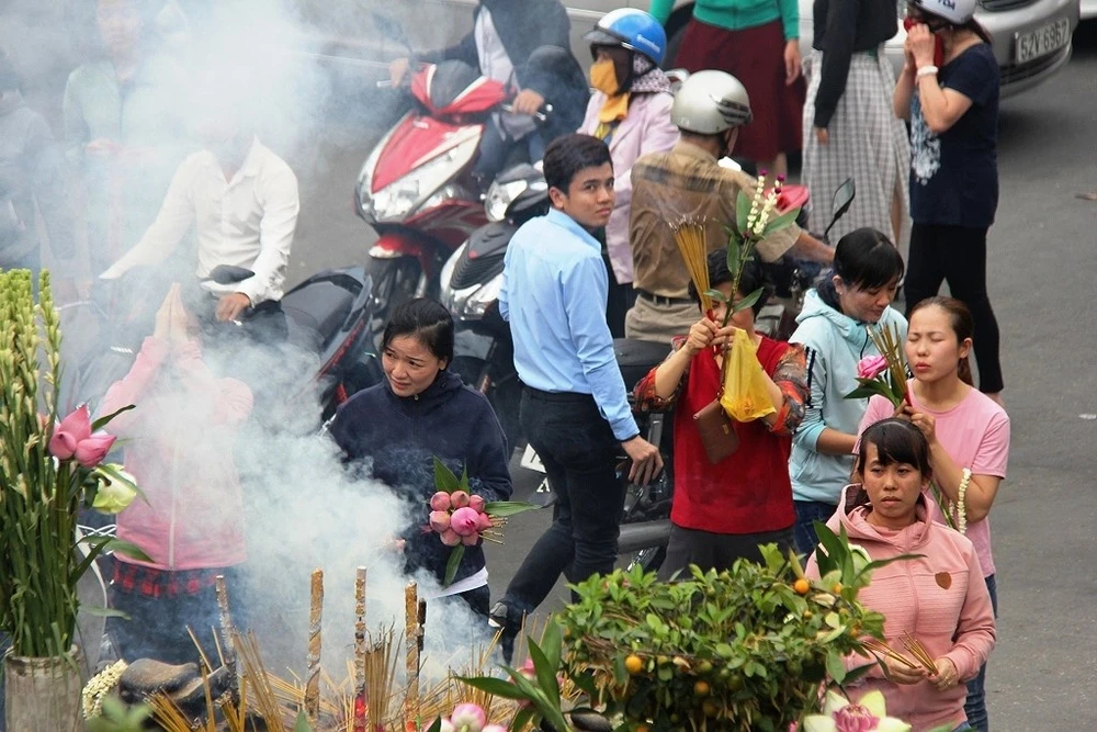 Dân nô nức đi chùa vào Tết Nguyên Tiêu ảnh 12