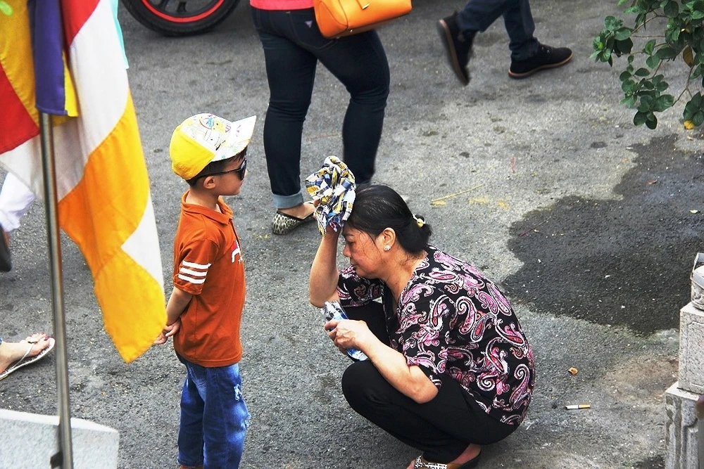 Dân nô nức đi chùa vào Tết Nguyên Tiêu ảnh 13