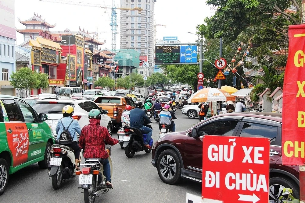 Dân nô nức đi chùa vào Tết Nguyên Tiêu ảnh 14