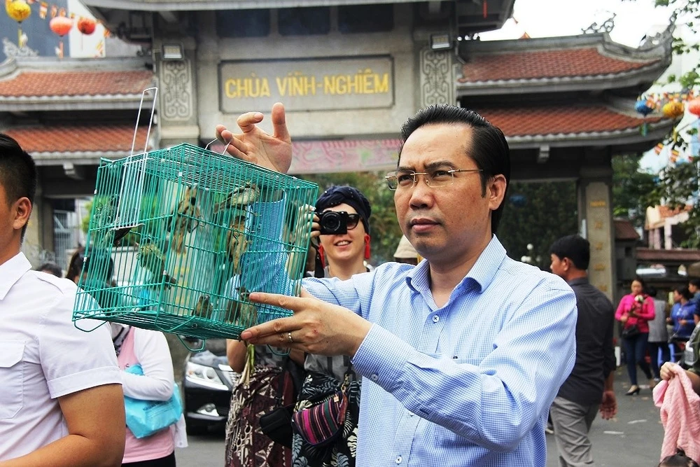 Dân nô nức đi chùa vào Tết Nguyên Tiêu ảnh 2