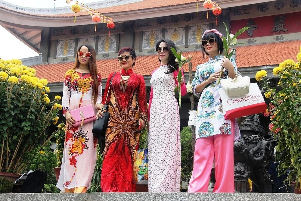 Dân nô nức đi chùa vào Tết Nguyên Tiêu ảnh 6