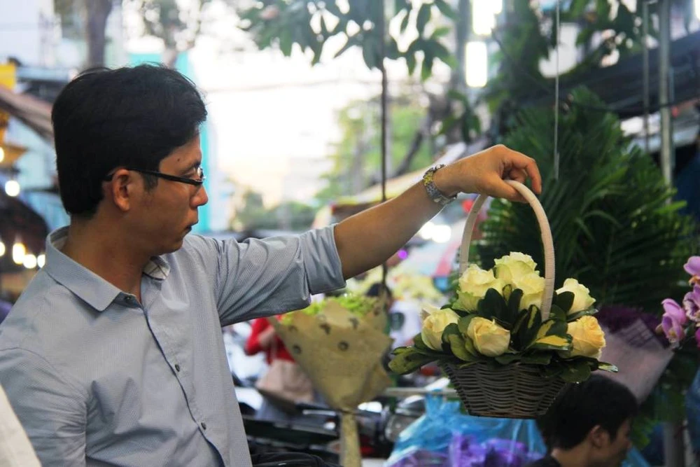 Đấng mày râu vừa đón con vừa mua hoa ngày 8-3 ảnh 9