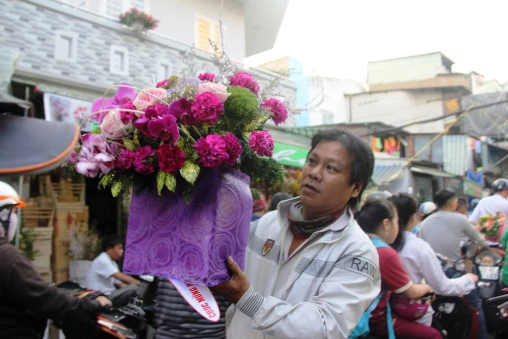 Đấng mày râu vừa đón con vừa mua hoa ngày 8-3 ảnh 10