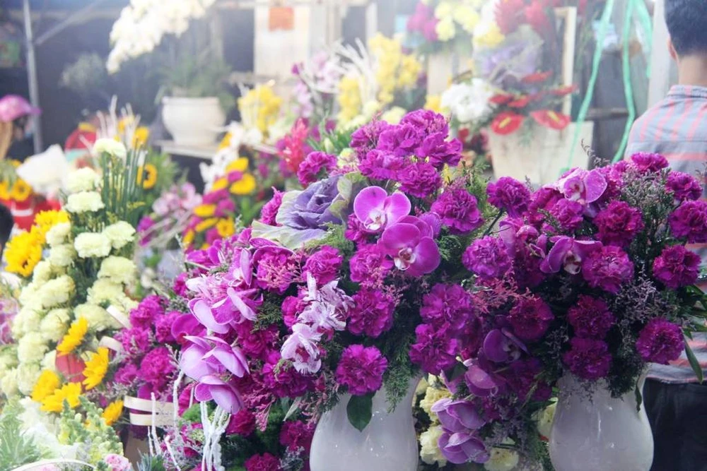 Đấng mày râu vừa đón con vừa mua hoa ngày 8-3 ảnh 1