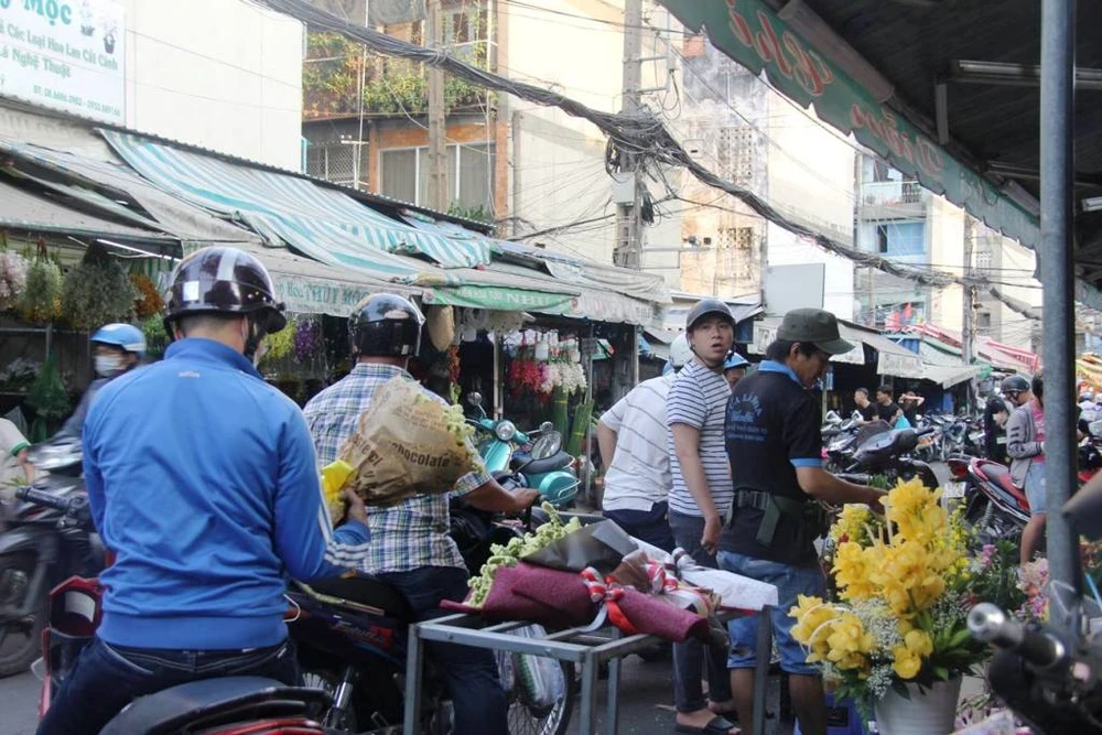 Đấng mày râu vừa đón con vừa mua hoa ngày 8-3 ảnh 4