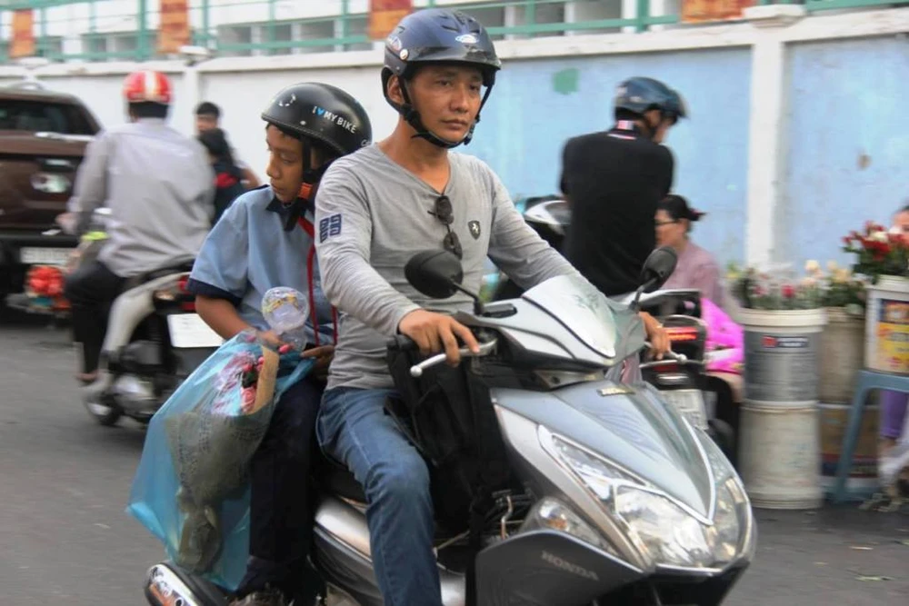 Đấng mày râu vừa đón con vừa mua hoa ngày 8-3 ảnh 5