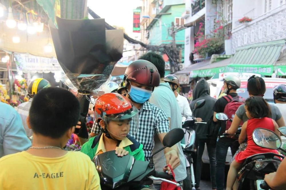 Đấng mày râu vừa đón con vừa mua hoa ngày 8-3 ảnh 6