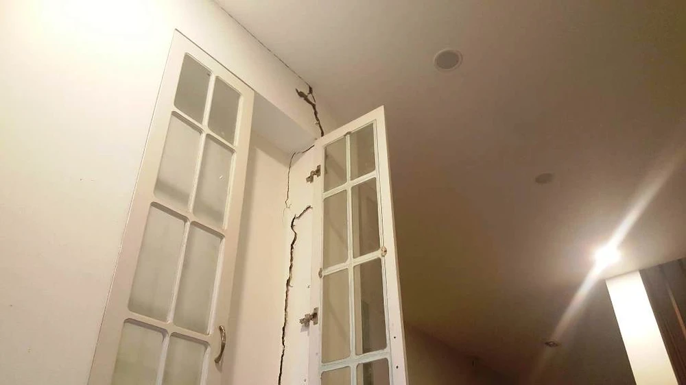 Cận cảnh căn nhà nứt toác sát dự án D'Edge Thảo Điền ảnh 8