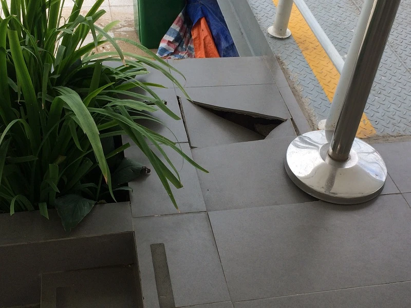 Người dân phát hiện bến buýt đường sông mới xong đã hư hại ảnh 4