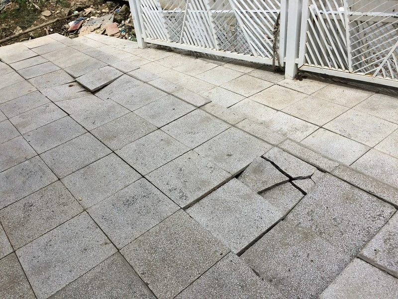 Người dân phát hiện bến buýt đường sông mới xong đã hư hại ảnh 6