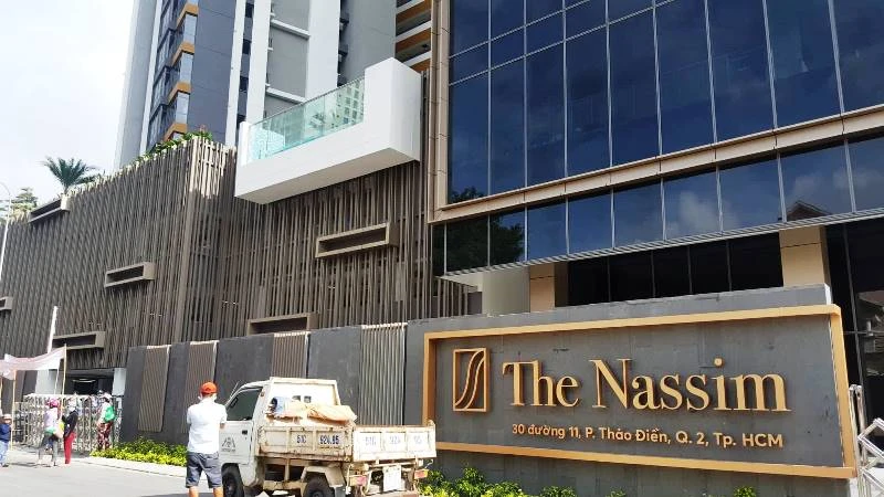 Công nhân căng băng rôn trước dự án The Nassim ảnh 2
