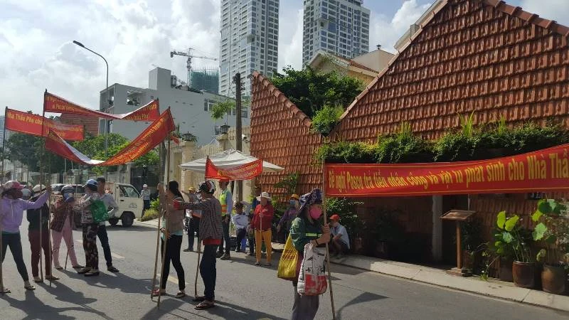 Công nhân căng băng rôn trước dự án The Nassim ảnh 1