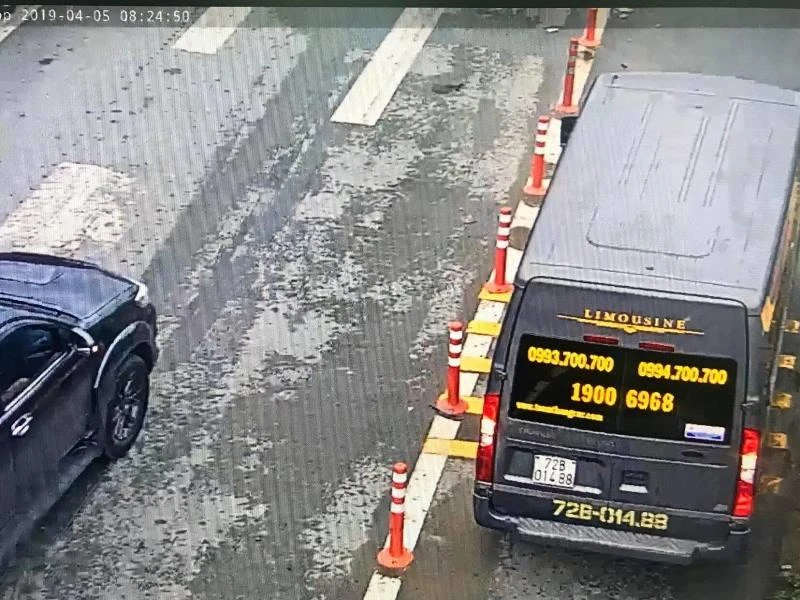 Hàng loạt ô tô tràn vào làn xe máy trên cao tốc ảnh 2