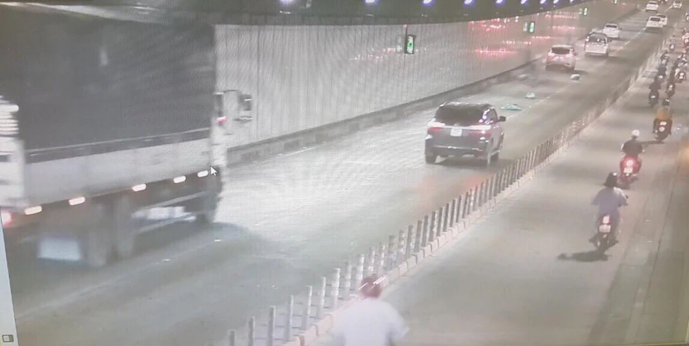 Xe tải làm rớt bao tro gây bụi mù mịt trong hầm Thủ Thiêm ảnh 1