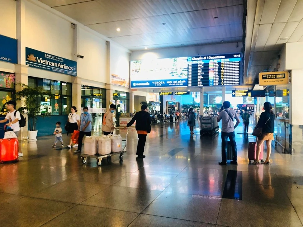 Cận cảnh sân bay Tân Sơn Nhất lại vắng hoe ảnh 9