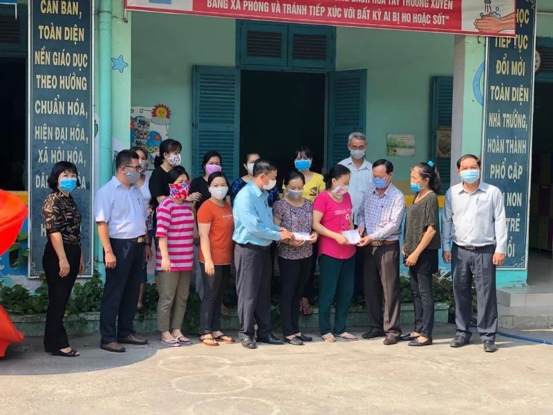 trao-qua-cho-nguoi-co-hoan-canh-kho-khan