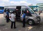Nhiều xe chở quá số người quy định và không khai báo y tế