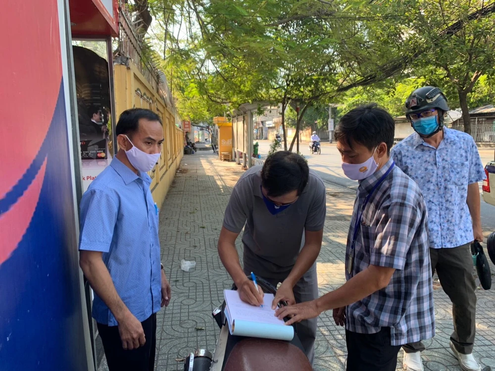 KHONG-deo-khau-trang-1