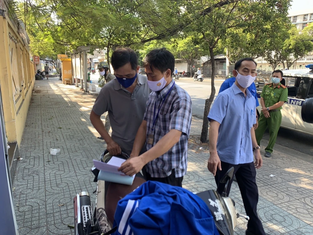 KHONG-deo-khau-trang-3