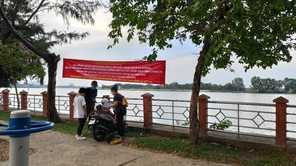 KHONG-DEO-KHAU-TRANG-BI-PHAT-1