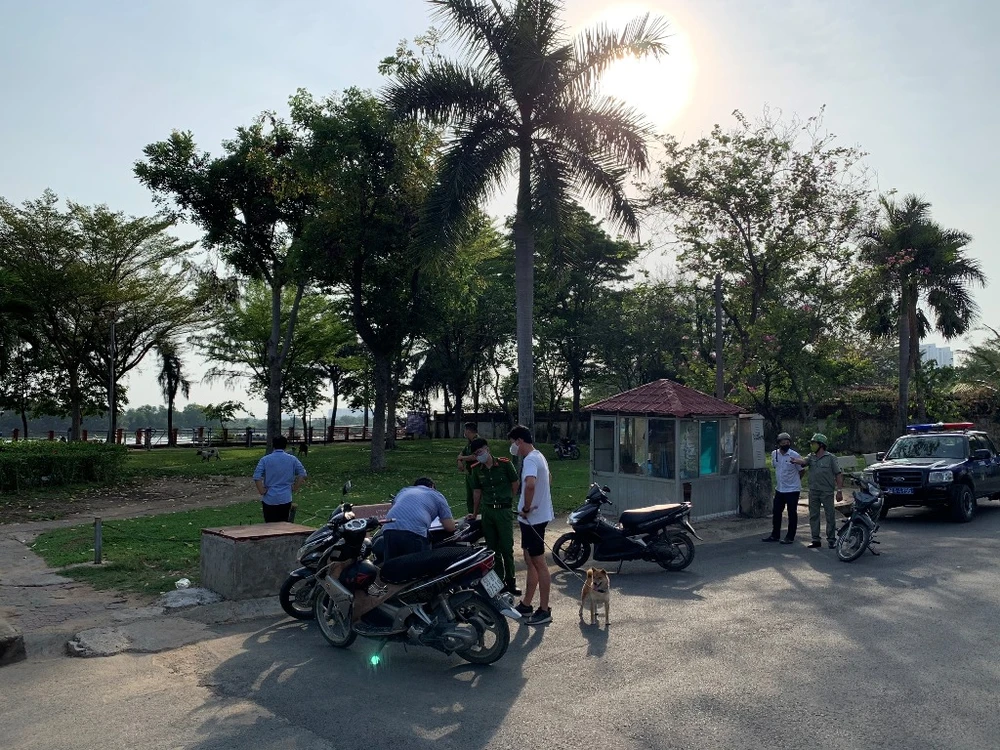 KHONG-DEO-KHAU-TRANG-BI-PHAT-6