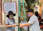 UBND phường 3, quận 11 phát cơm miễn phí cho người khó khăn