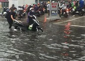 'Rốn ngập' Nguyễn Hữu Cảnh thành biển nước trong mưa lớn