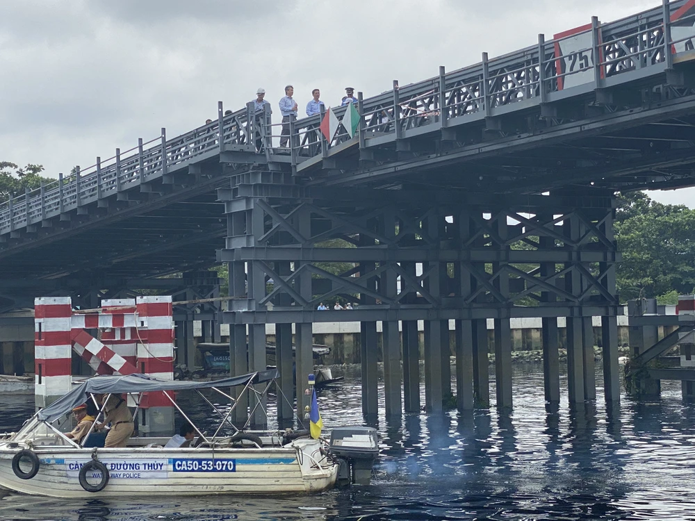 Nóng: Sà lan tông sụp nhịp cầu sắt An Phú Đông ảnh 3 anphudong