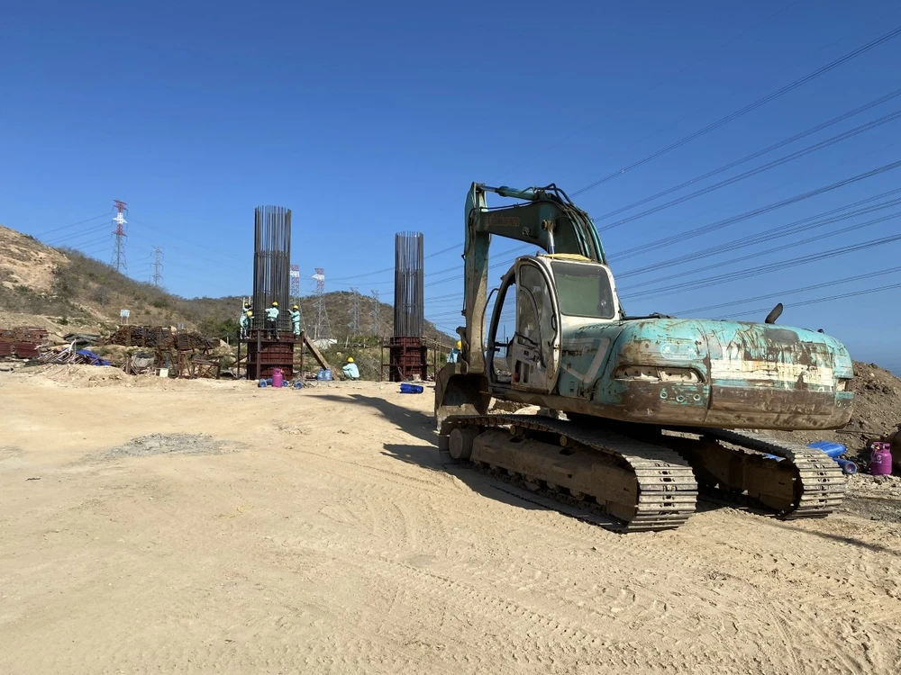 Cận cảnh công trường thi công cao tốc Vĩnh Hảo - Phan Thiết ảnh 2