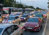 Ngã tư Phan Văn Trị - Phạm Văn Đồng ùn ứ trong giờ cao điểm