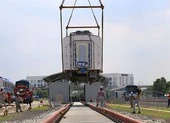 Đội nắng lắp đặt tàu metro lên đường ray tại depot Long Bình