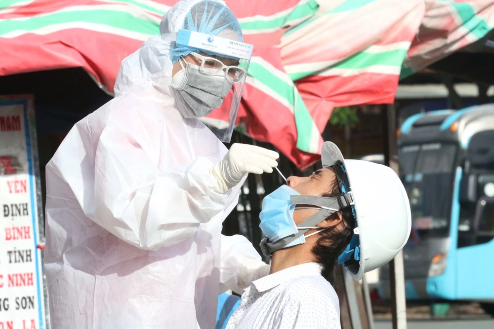 400 người dân Phú Yên ở TP.HCM được công ty Phương Trang đưa về quê ảnh 1