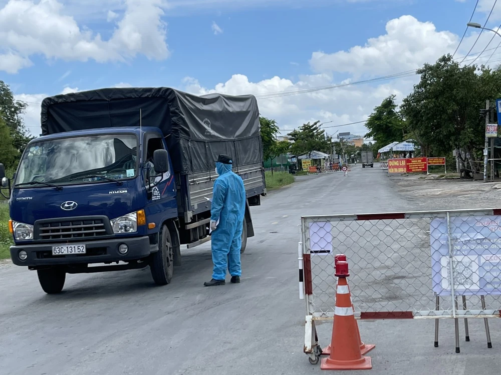 Long An: Hạn chế ra đường sau 18 giờ và phải có giấy xác nhận khi đi lại ảnh 1