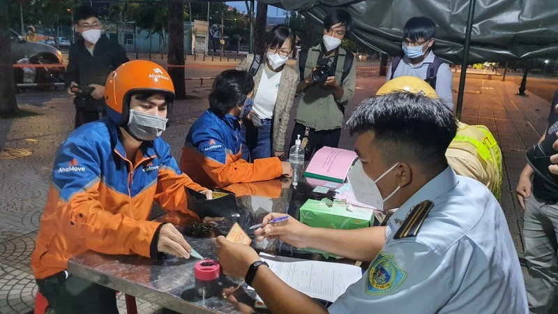 Shipper bị phạt, hãng xe công nghệ AhaMove có phải hoàn tiền phạt? ảnh 1