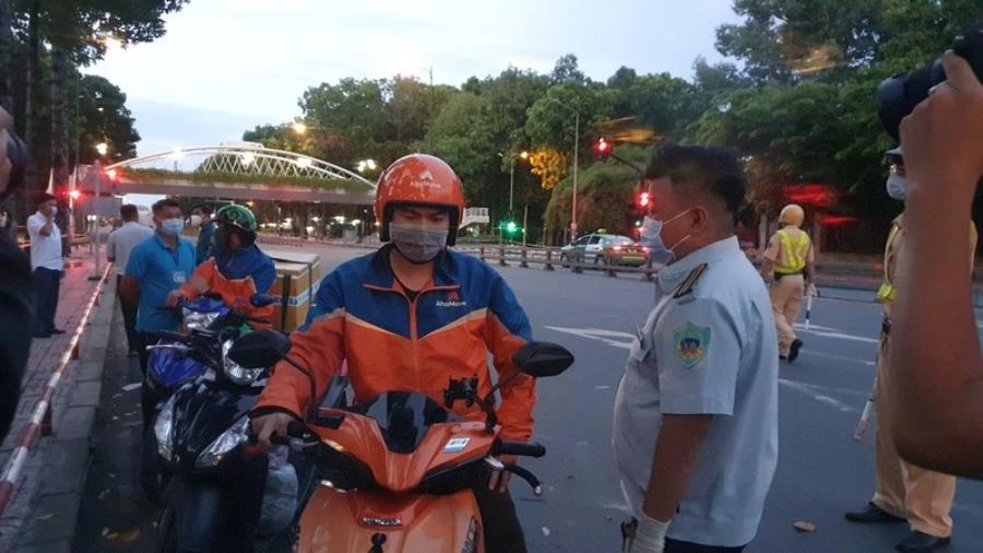 CEO AhaMove: 'Sẽ hỗ trợ shipper bị phạt' ảnh 1