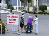 Y bác sĩ, bệnh nhân Bệnh viện Bệnh nhiệt Đới TP.HCM khẩn trương nhận tiếp tế