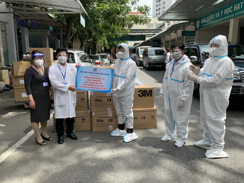 EVNHCMC trao tặng vật tư y tế trị giá hơn 2,6 tỉ đồng cho tuyến đầu chống dịch ảnh 1