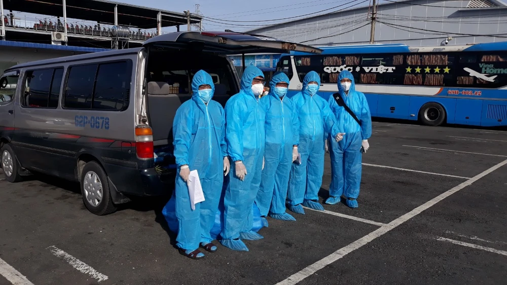 Gần 100 người dân Long An tại TP.HCM đã được đón về quê ảnh 2