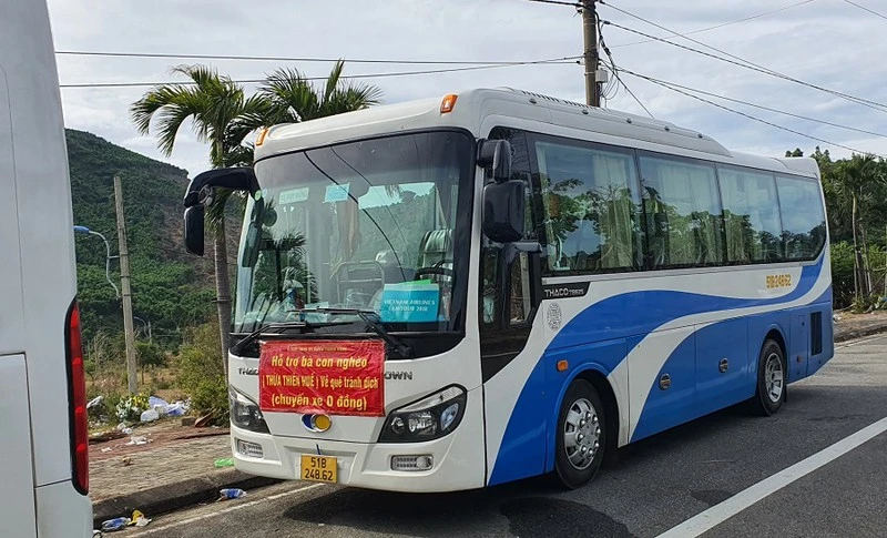 Phạt 2 xe khách 'lén' đưa 20 người dân về quê 40 triệu đồng ảnh 1