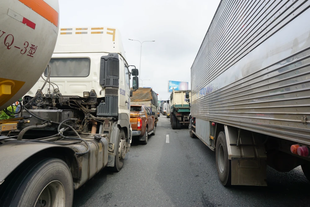 Ùn tắc giao thông ở khu vực cầu vượt Sóng Thần ảnh 2