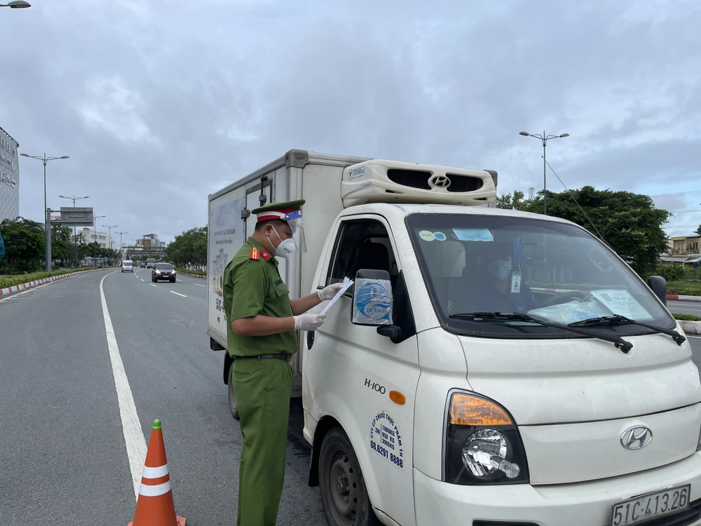 TP.HCM: Linh hoạt thông chốt cho người chưa kịp làm giấy đi đường mẫu mới ảnh 11