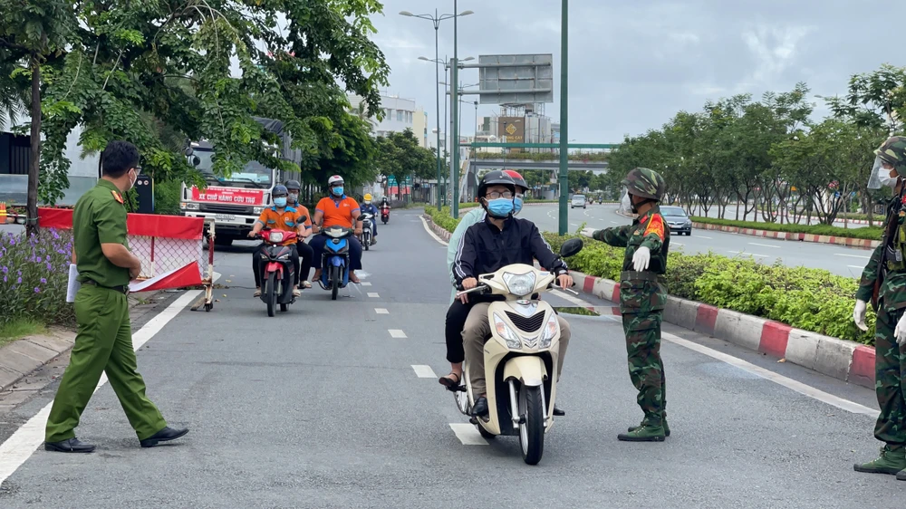 TP.HCM: Linh hoạt thông chốt cho người chưa kịp làm giấy đi đường mẫu mới ảnh 8