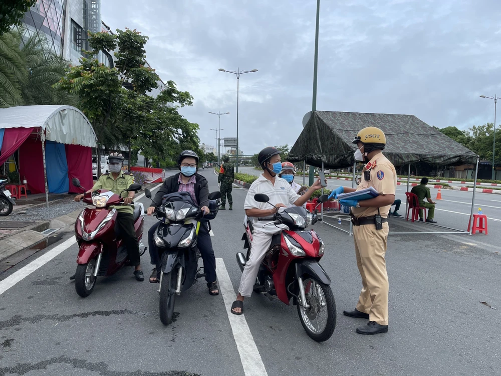 TP.HCM: Linh hoạt thông chốt cho người chưa kịp làm giấy đi đường mẫu mới ảnh 7