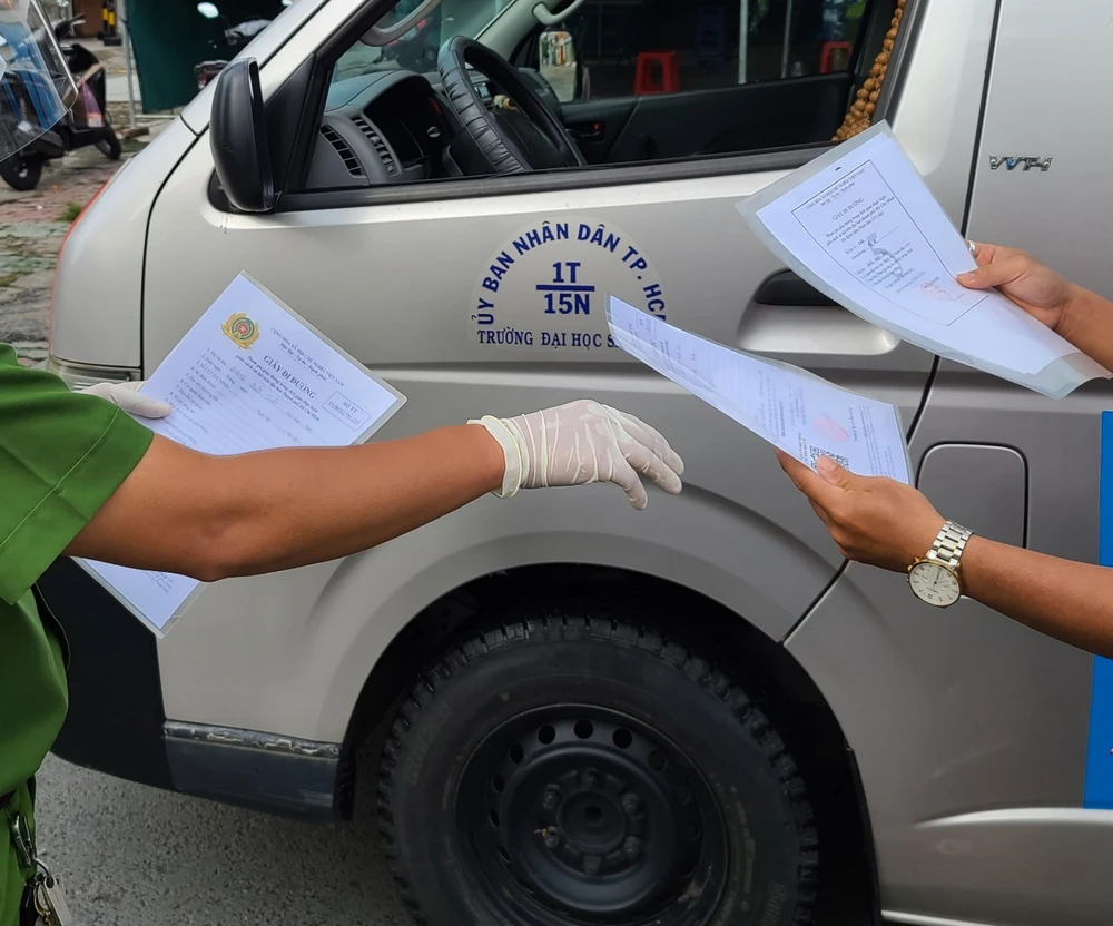 TP.HCM: Linh hoạt thông chốt cho người chưa kịp làm giấy đi đường mẫu mới ảnh 4