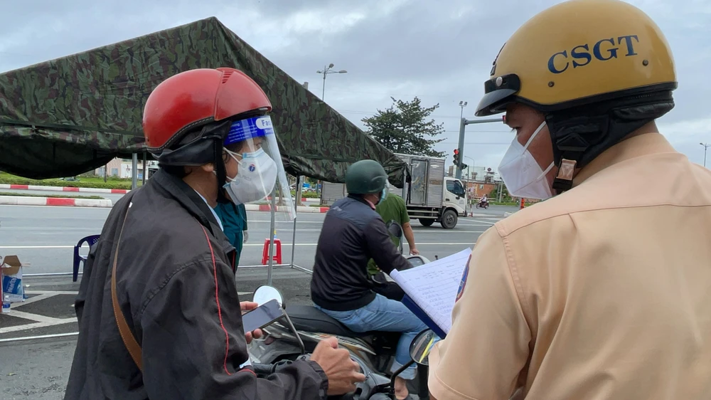 TP.HCM: Linh hoạt thông chốt cho người chưa kịp làm giấy đi đường mẫu mới ảnh 9