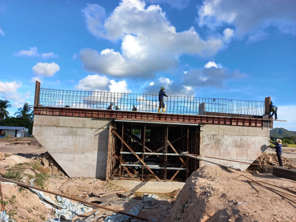 Cận cảnh dự án cao tốc Vĩnh Hảo - Phan Thiết thi công trong mùa dịch ảnh 3